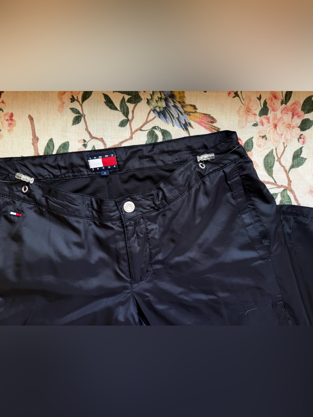 Y2K Styled Tommy Hilfiger Black Joggers with Small Flag Accent